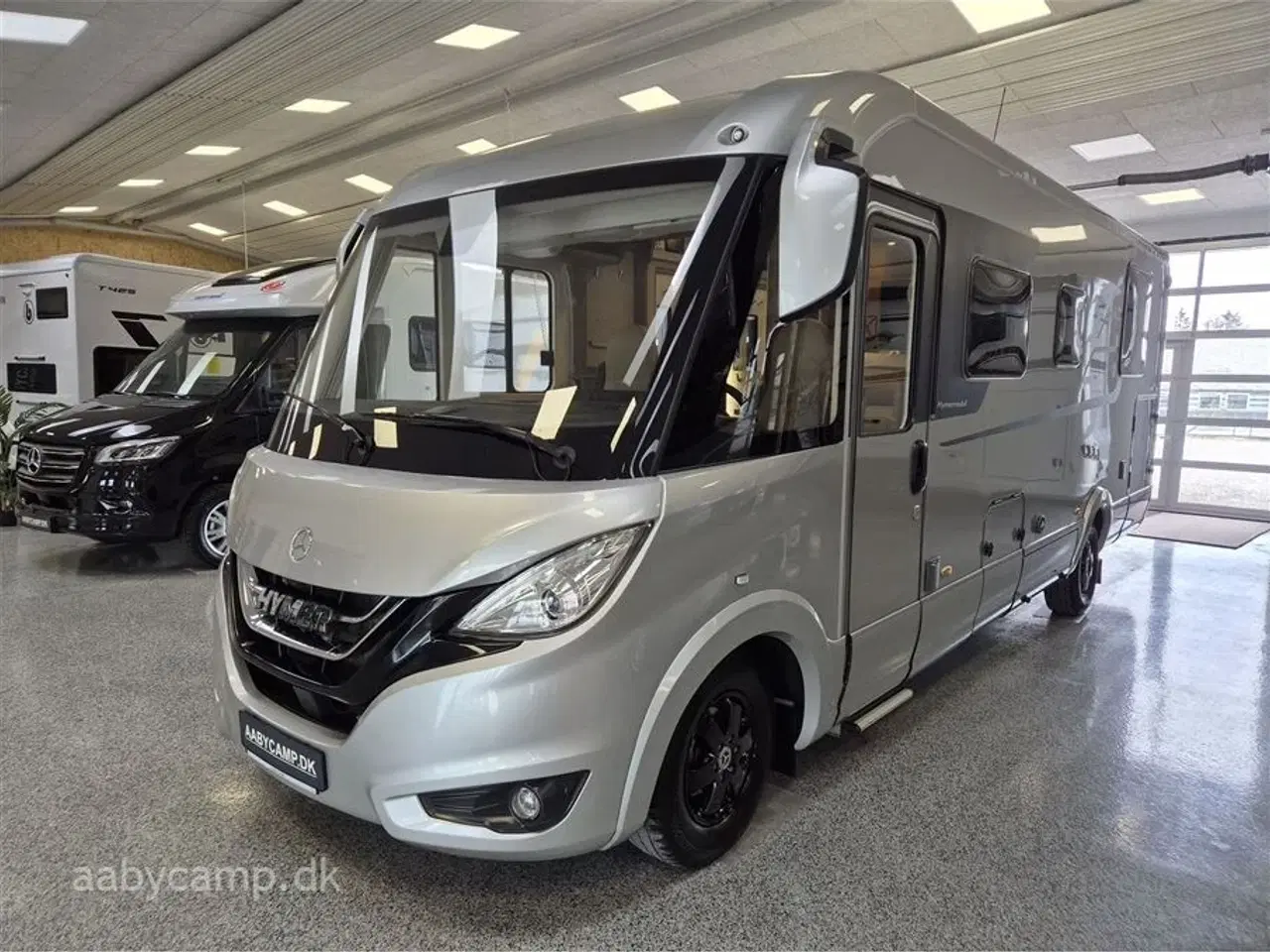 Billede 4 - 2023 - Hymer Masterline BML   9 trins Automatgear. 170 Hk. solceller. 2x 95Ah Batteri. 2000w inverter. Elektrisk markise. hydrauliske støtteben. Udv. gas/bruser. elektrisk indgangstrins ved både føre dør og bo-delsdør. queensbed.  Kun 14.700 Km!!!