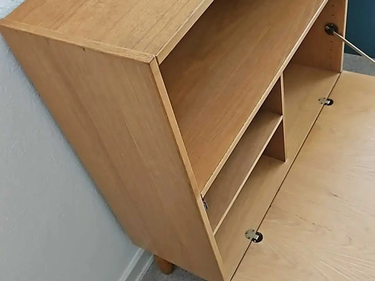 Billede 5 - Elegant egetræs reol I lækkert design sælges