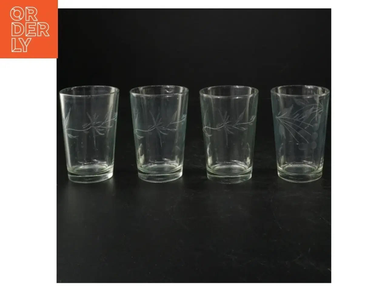 Billede 2 - Grønlige glas med graveret blomstermotiv (str. 9,5 cm. ø. 6,5 cm)