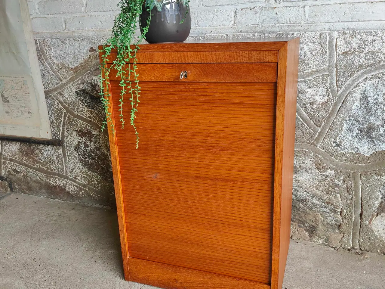 Billede 1 - Lille fin jalousiskab i teaktræ med udtræksskuffer