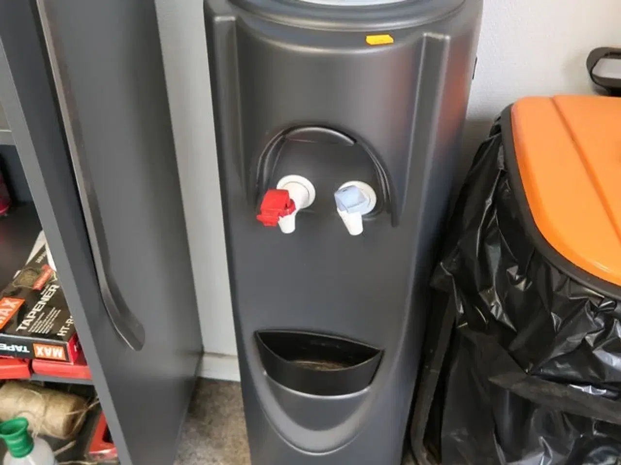 Billede 3 - Vanddispenser samt skraldespand