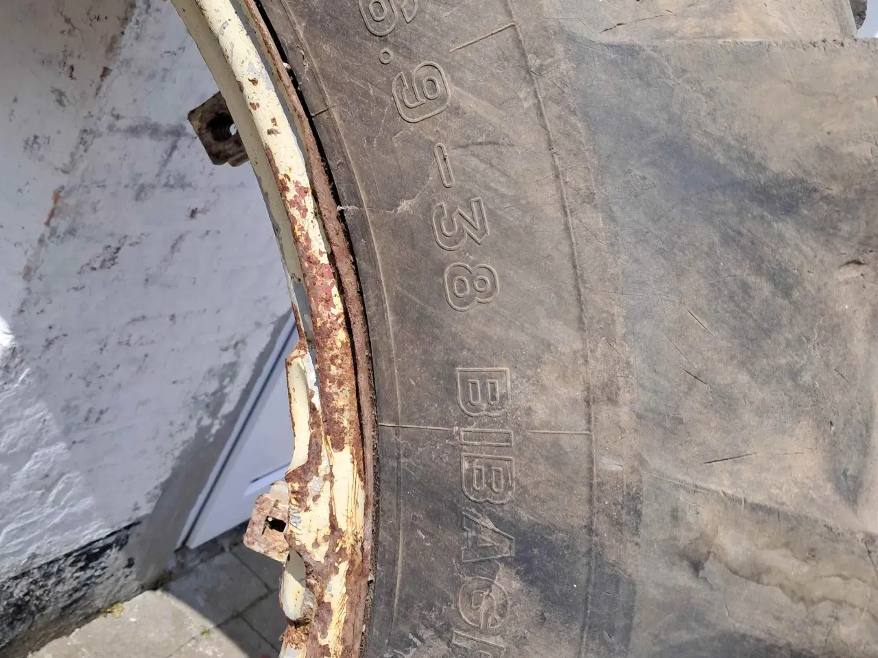 Billede 9 - Traktordæk 16.9 x 38 Michelin. 2. stk