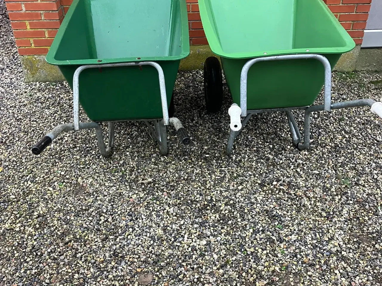 Billede 1 - 2 stk. staldkærrer