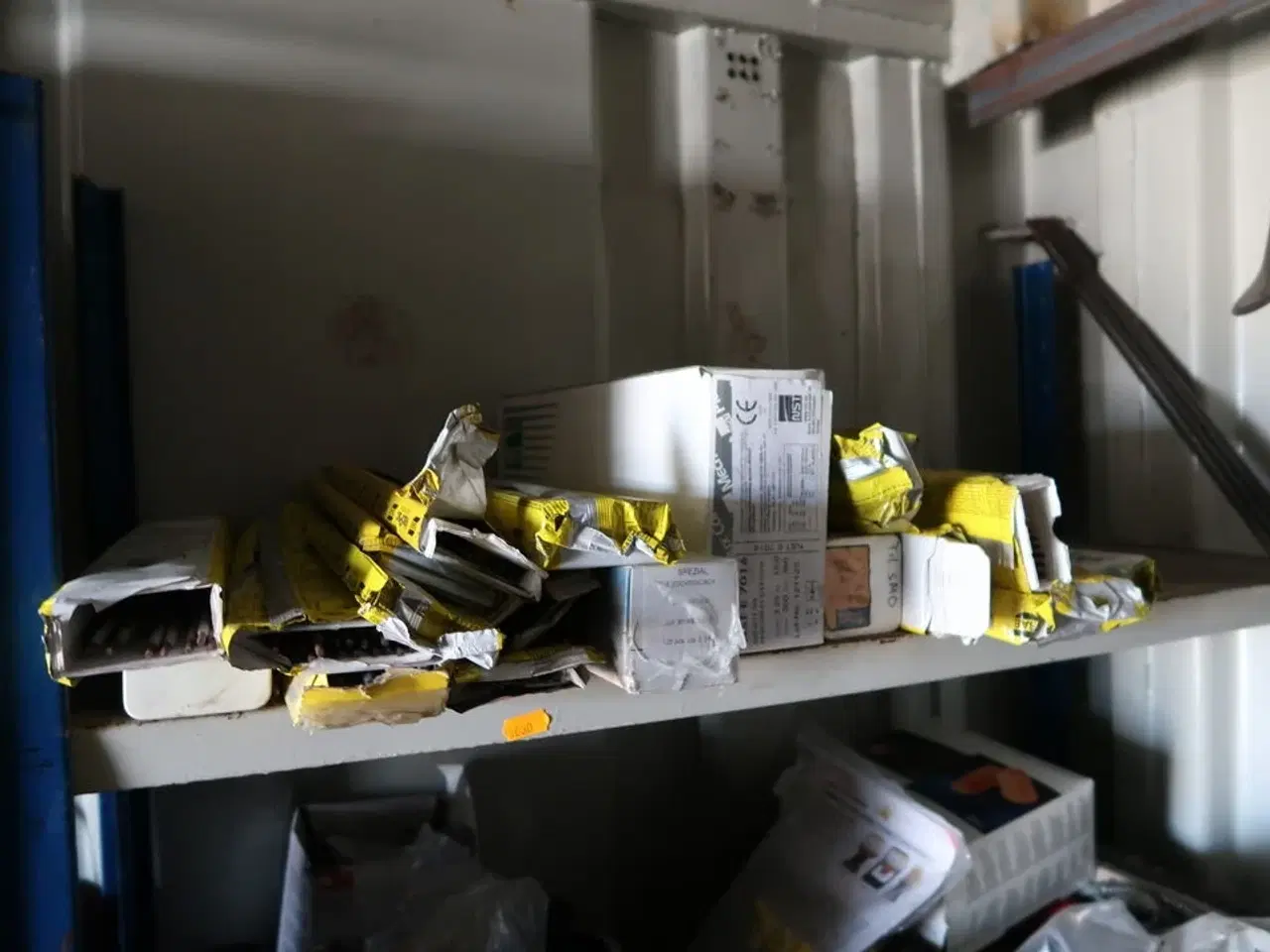 Billede 3 - 2 fag lagerreoler med div. Værktøj og varelager