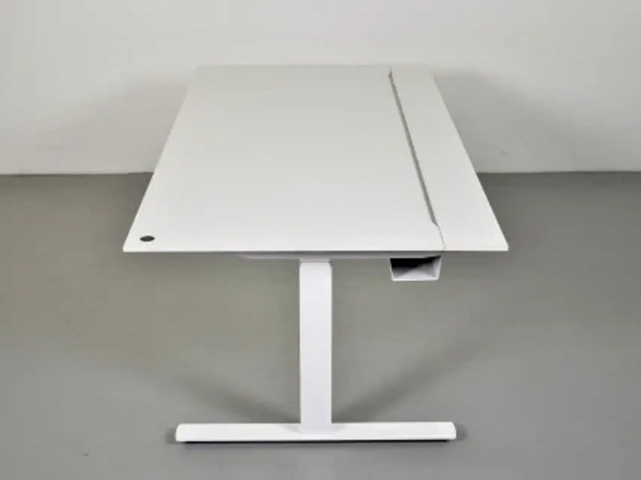 Billede 2 - Hæve-/sænkebord med hvid plade, hvidt stel og penneskuffe, 180 cm.