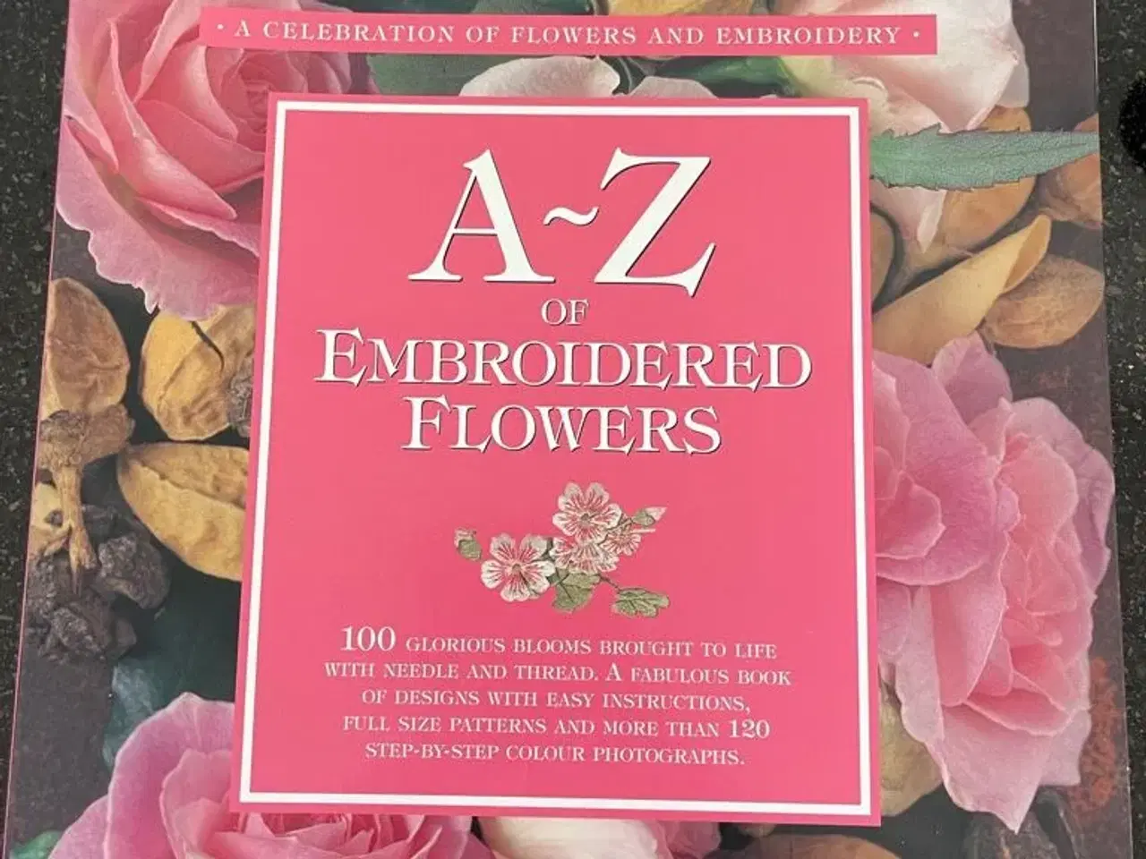 Billede 1 - Bog - A-Z Embroidered Flowers