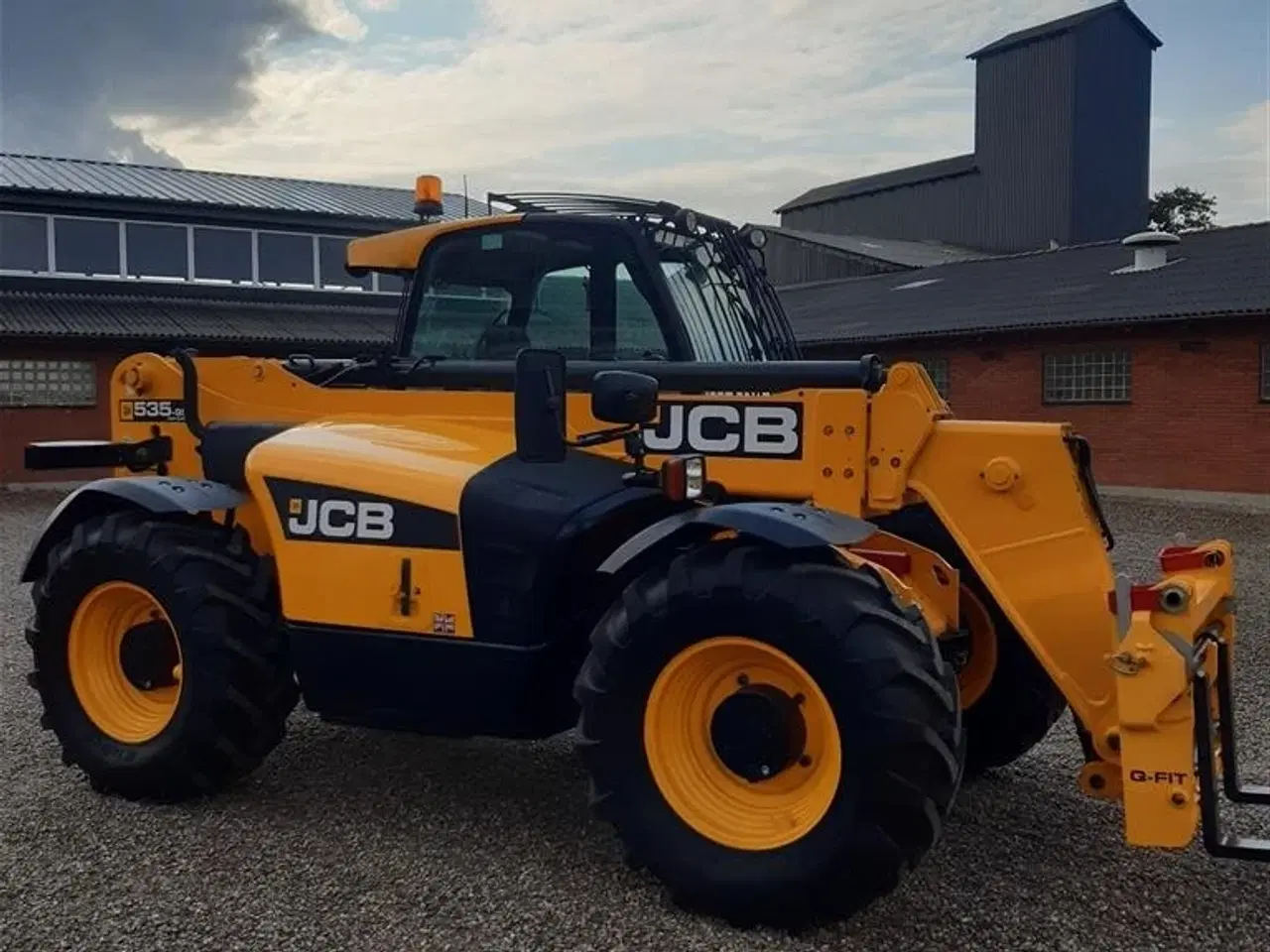 Billede 1 - JCB 535-95 Agri Super kun kørt 3130 timer og helt ny dæk.