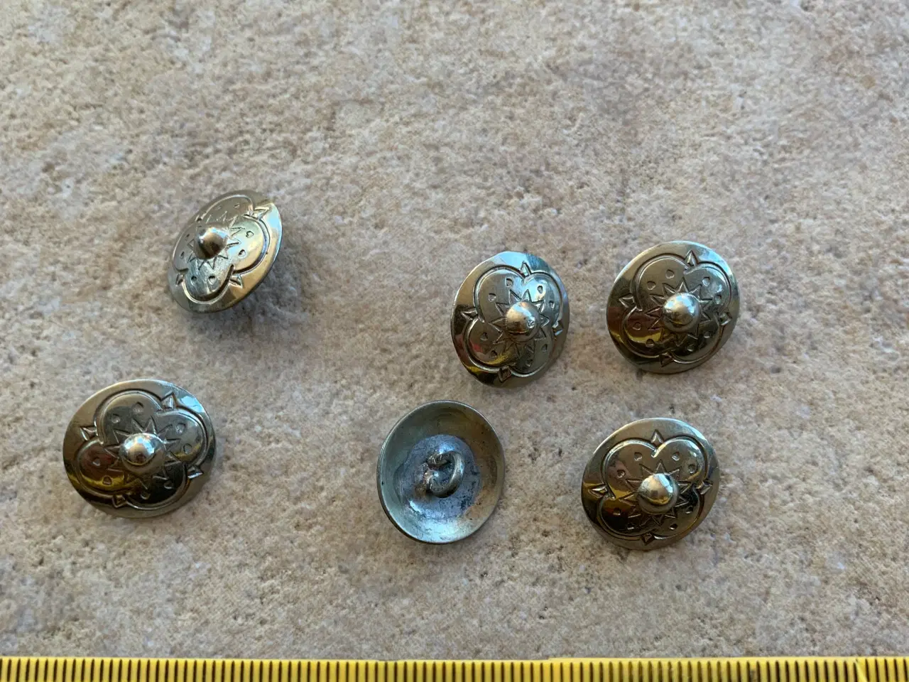 Billede 1 - Knapper 6 stk brugte metal look 