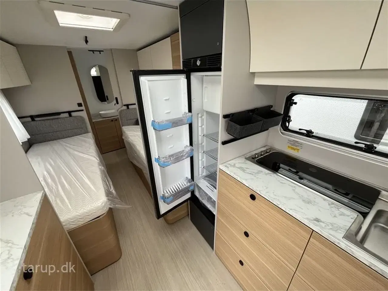 Billede 14 - 2026 - Adria Adora 572 UT   Enkeltsenge med elevation, ende-bade-værelse, panorama-vindue, el-gulvvarme, myggenetsdør, rundsiddegruppe,