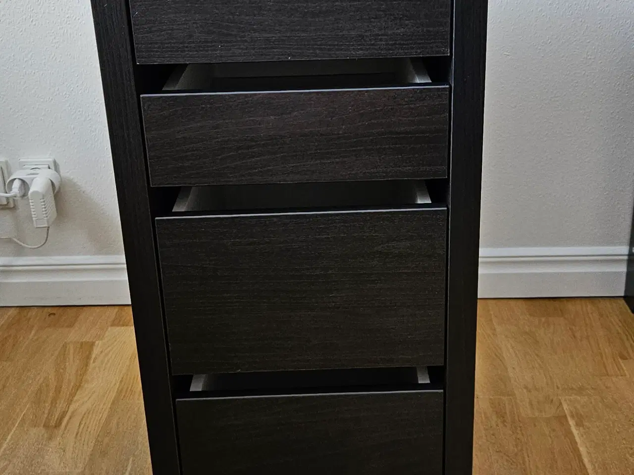 Billede 7 - Sovesofa, Reol, lille kommode på hjul, skrivebord,