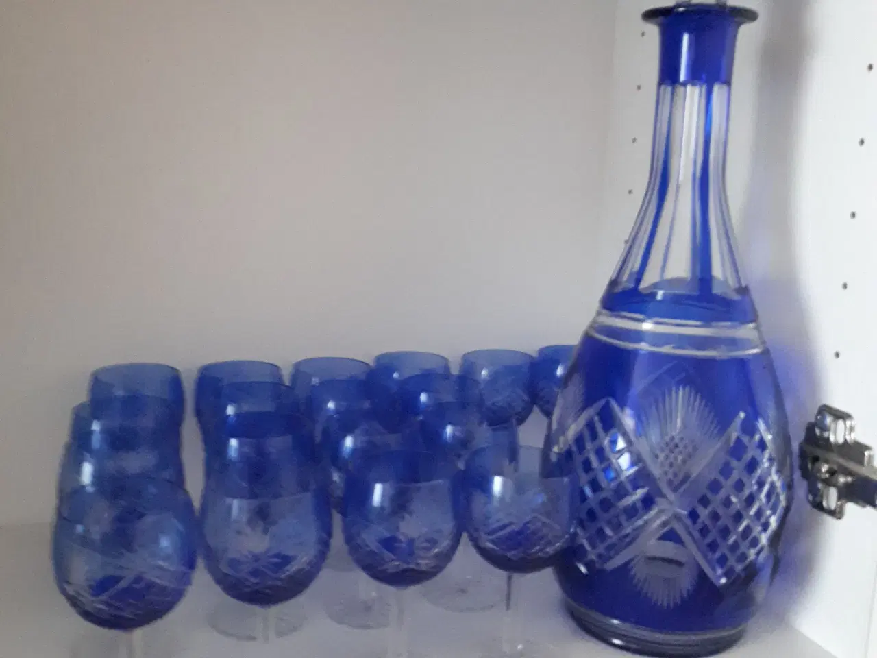 Billede 1 - Blå böhmisk krystal karaffel samt 18 likørglas