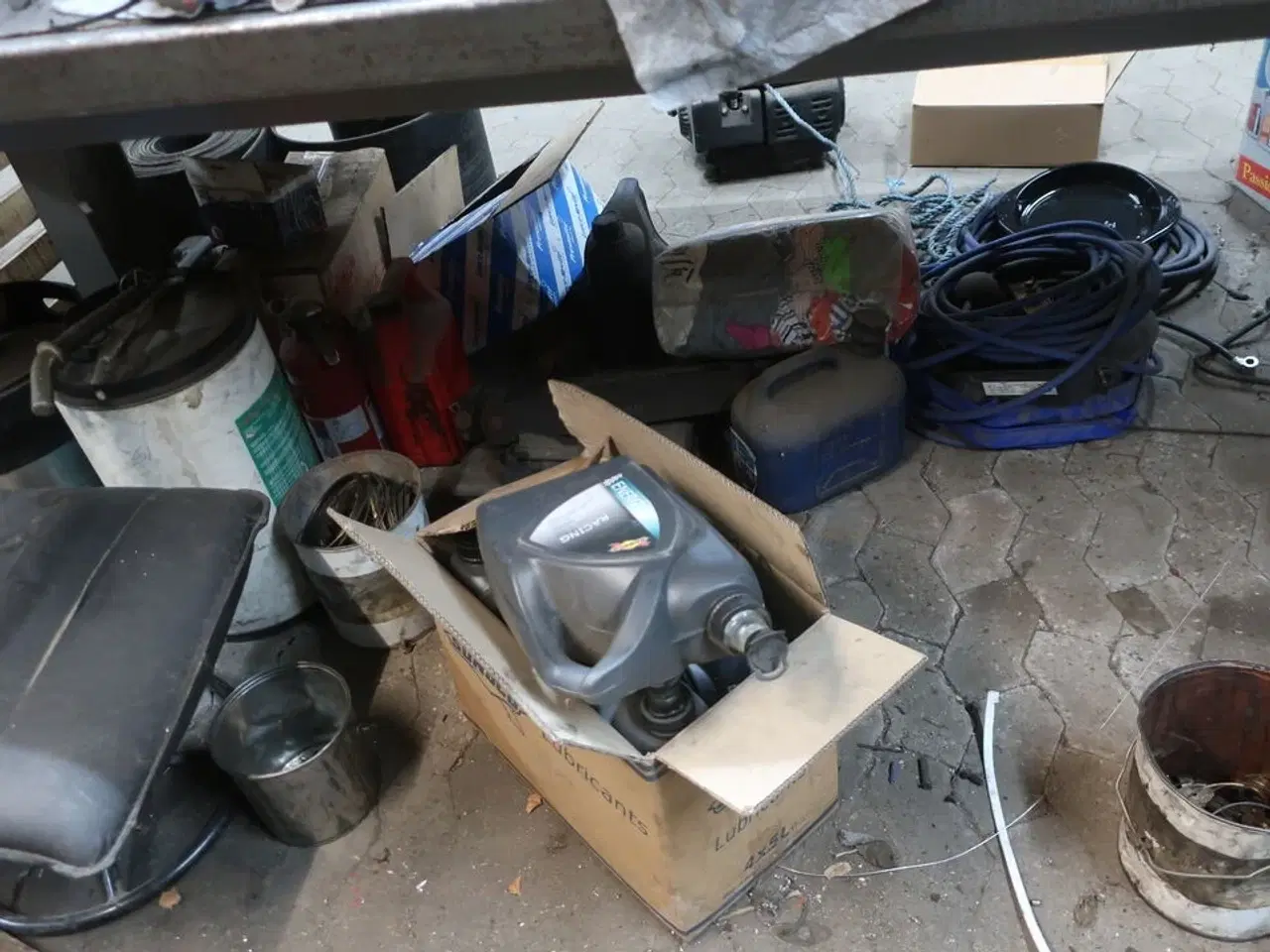 Billede 12 - Arbejdsbord med skruestik, værktøjstavle med div. Værktøj m.m.