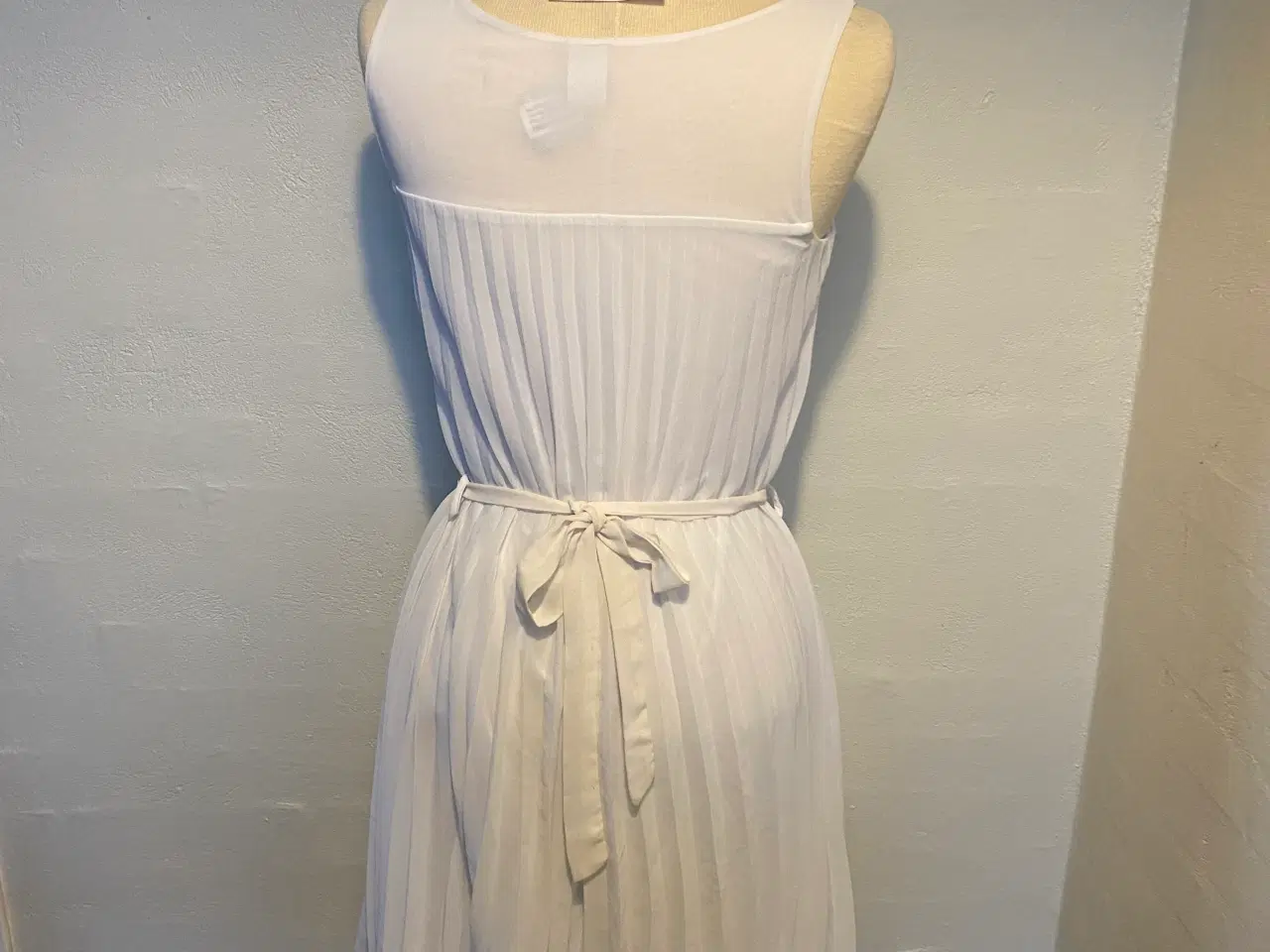Billede 2 - Hvid bluse/kjole Str xs længde 90 cm