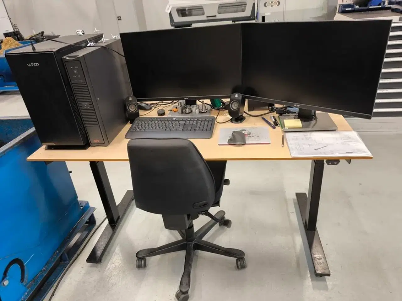 Billede 1 - Skrivebord inkl. indhold