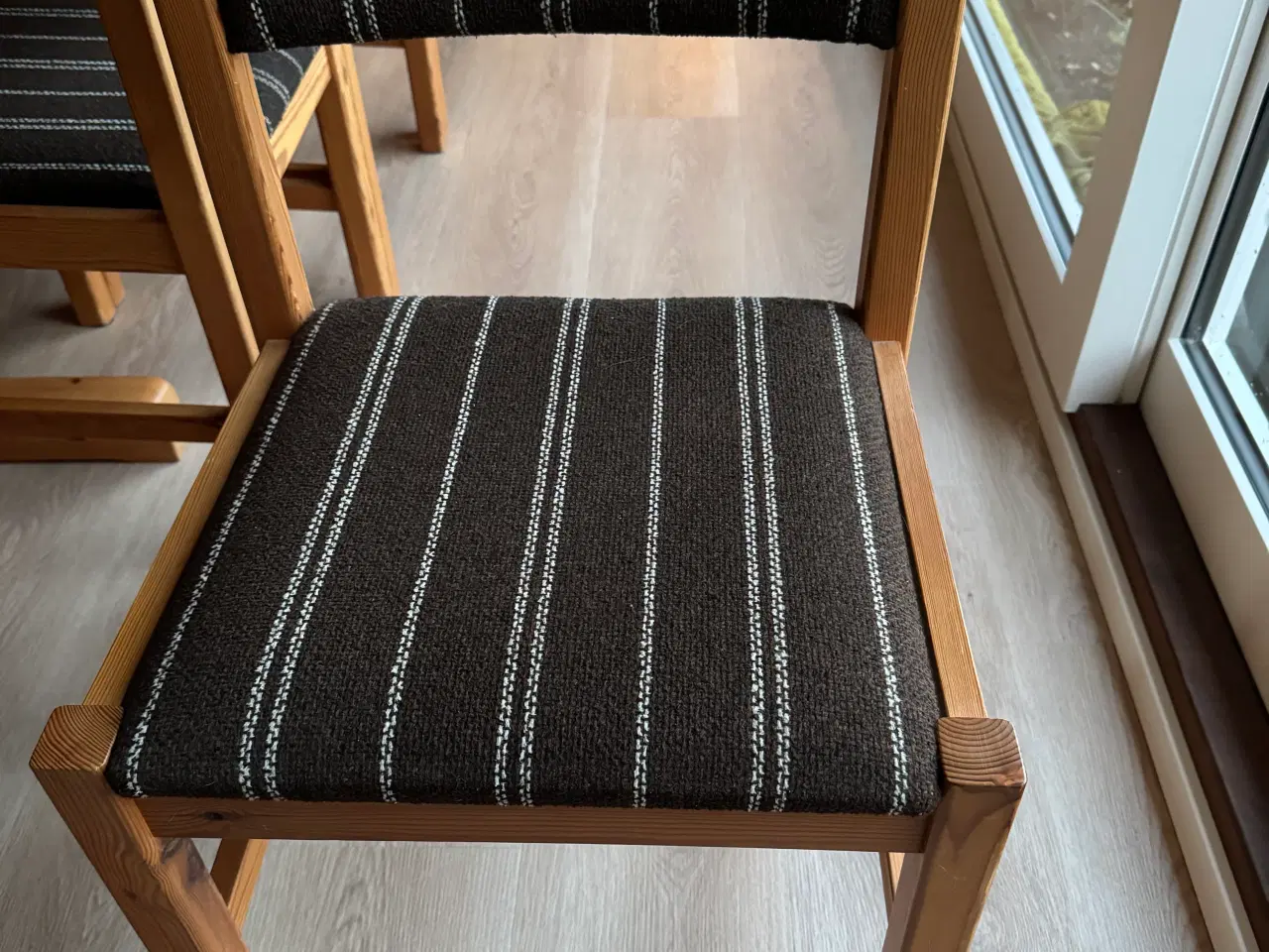 Billede 4 - Massiv og solidt lakeret spisebord + 6 stole