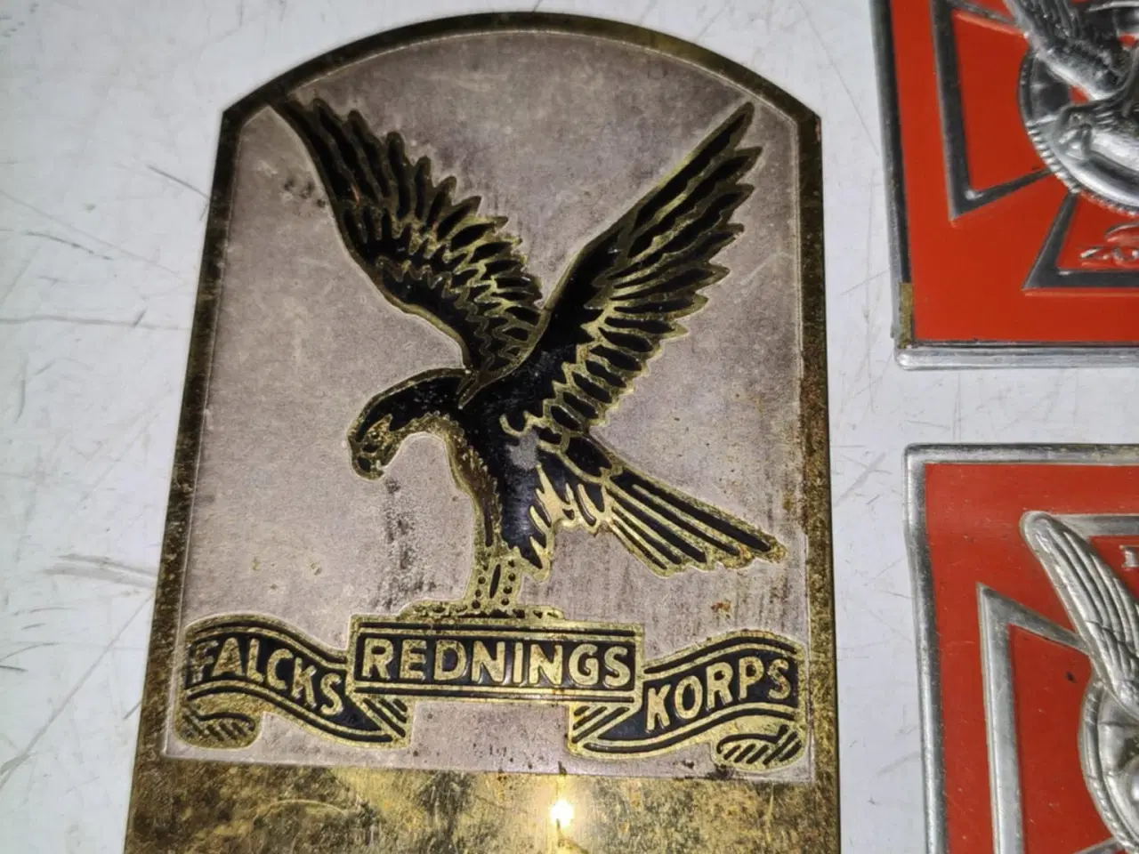 Billede 2 - 4 fine små falck skilte måske til en falck mand