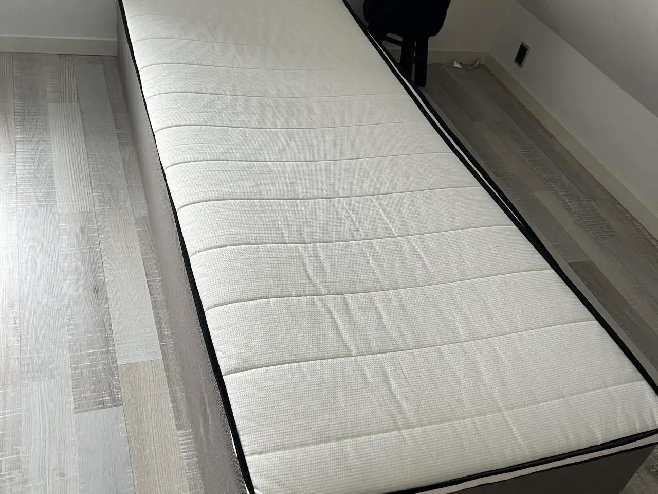 Billede 3 - Boxmadras med topmadras, måler 80x200x40cm