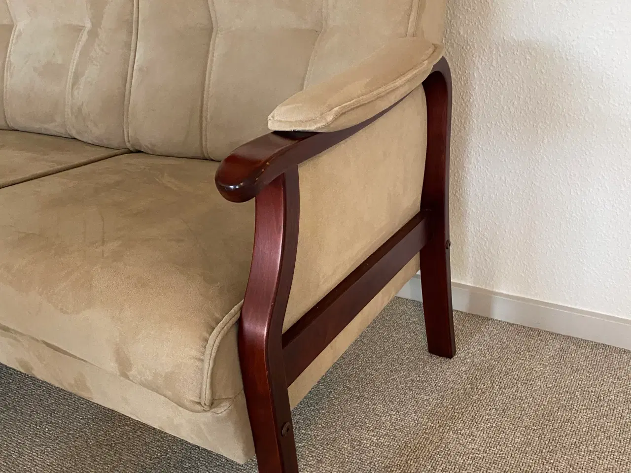 Billede 3 - Sofa med tæt velourstof. 