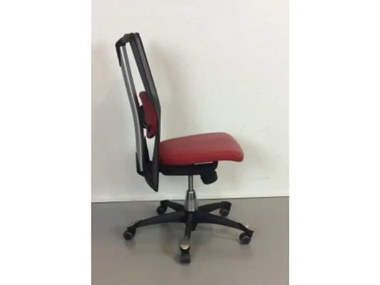 Billede 4 - Häg h09 9220 kontorstol med rød læder og sort net ryg