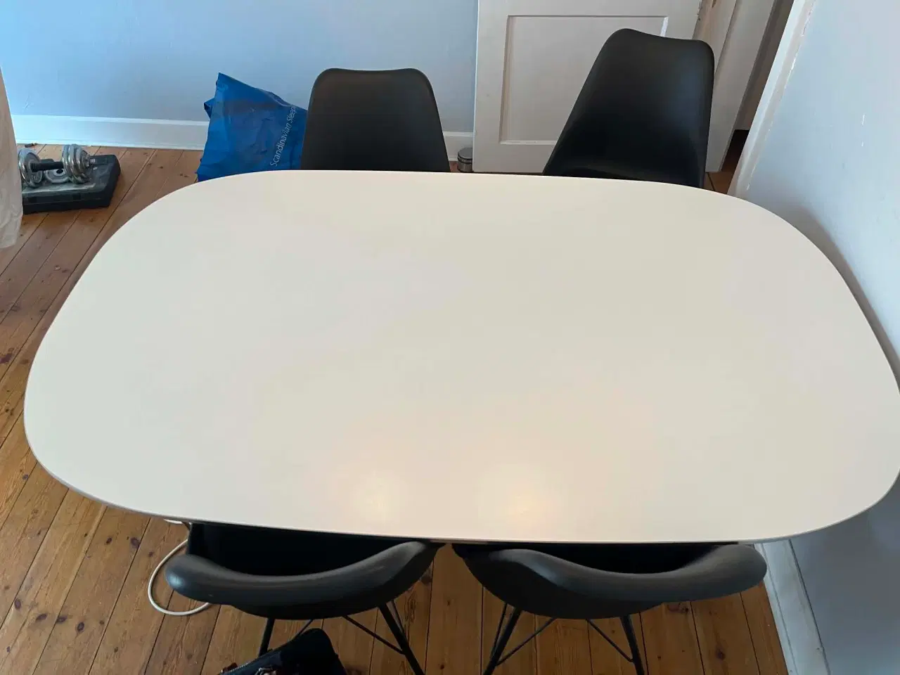 Billede 3 - Stilrent hvidt spisebord med metalben