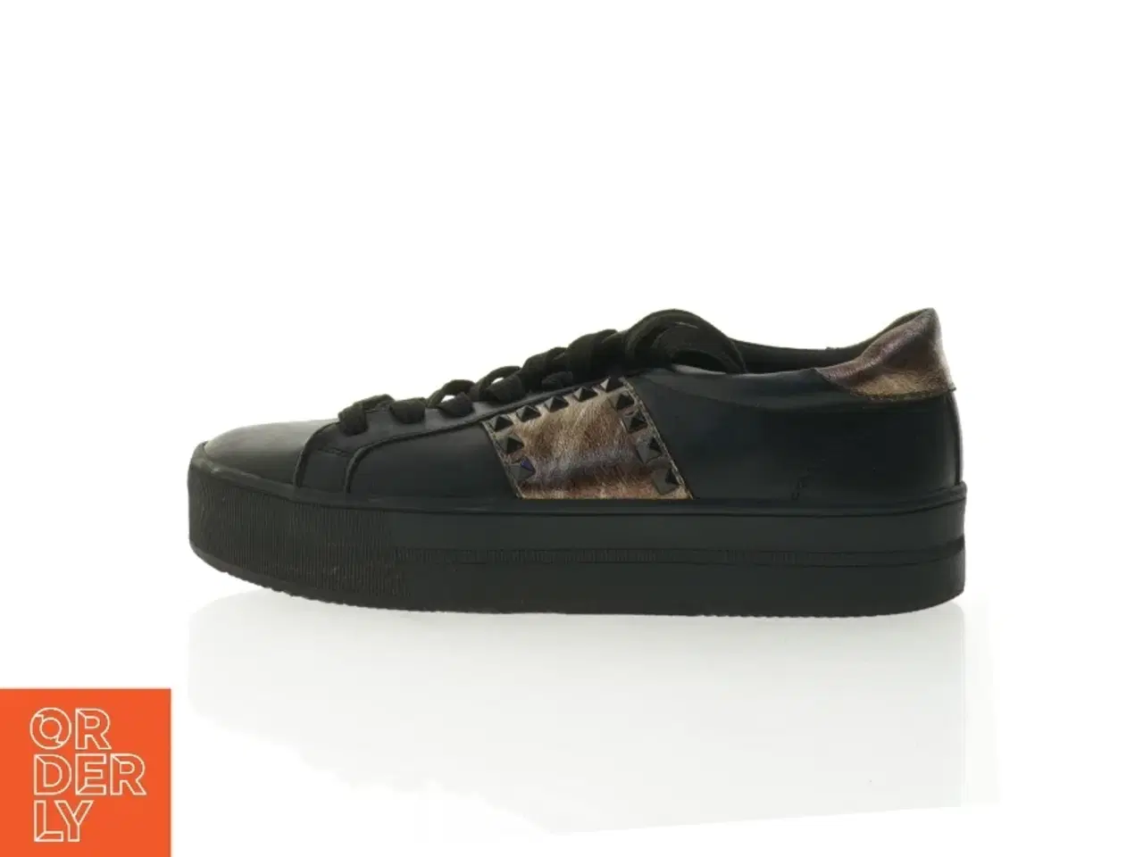 Billede 1 - Sorte sneakers med gyldne detaljer og nitter (str. 39)