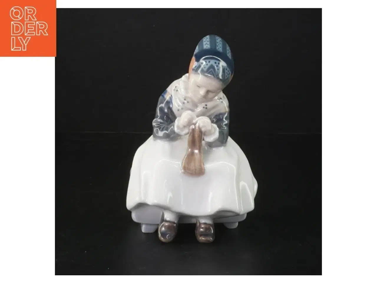 Billede 4 - Porcelænsfigur af kvinde, Royal Copenhagen fra Royal Copenhagen (str. H. 14 cm)