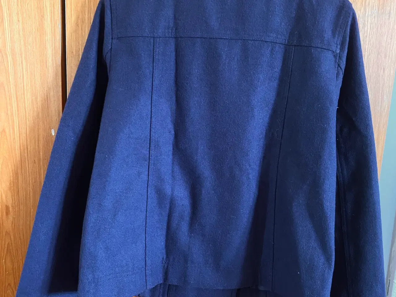 Billede 2 - Mørkeblå jakke til salg