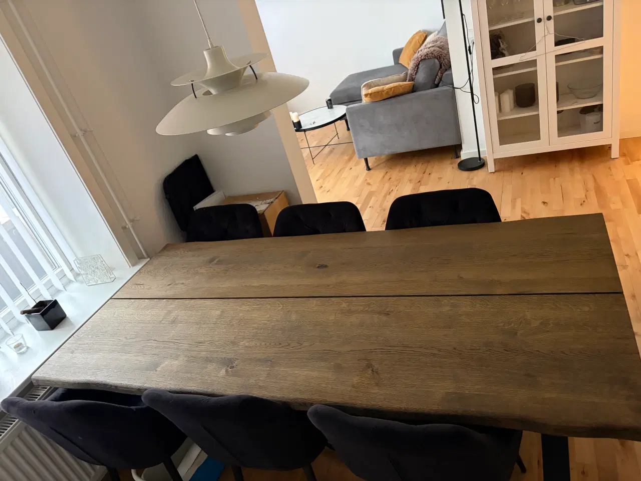 Billede 2 - Plankebord i mørk eg + 6 stole