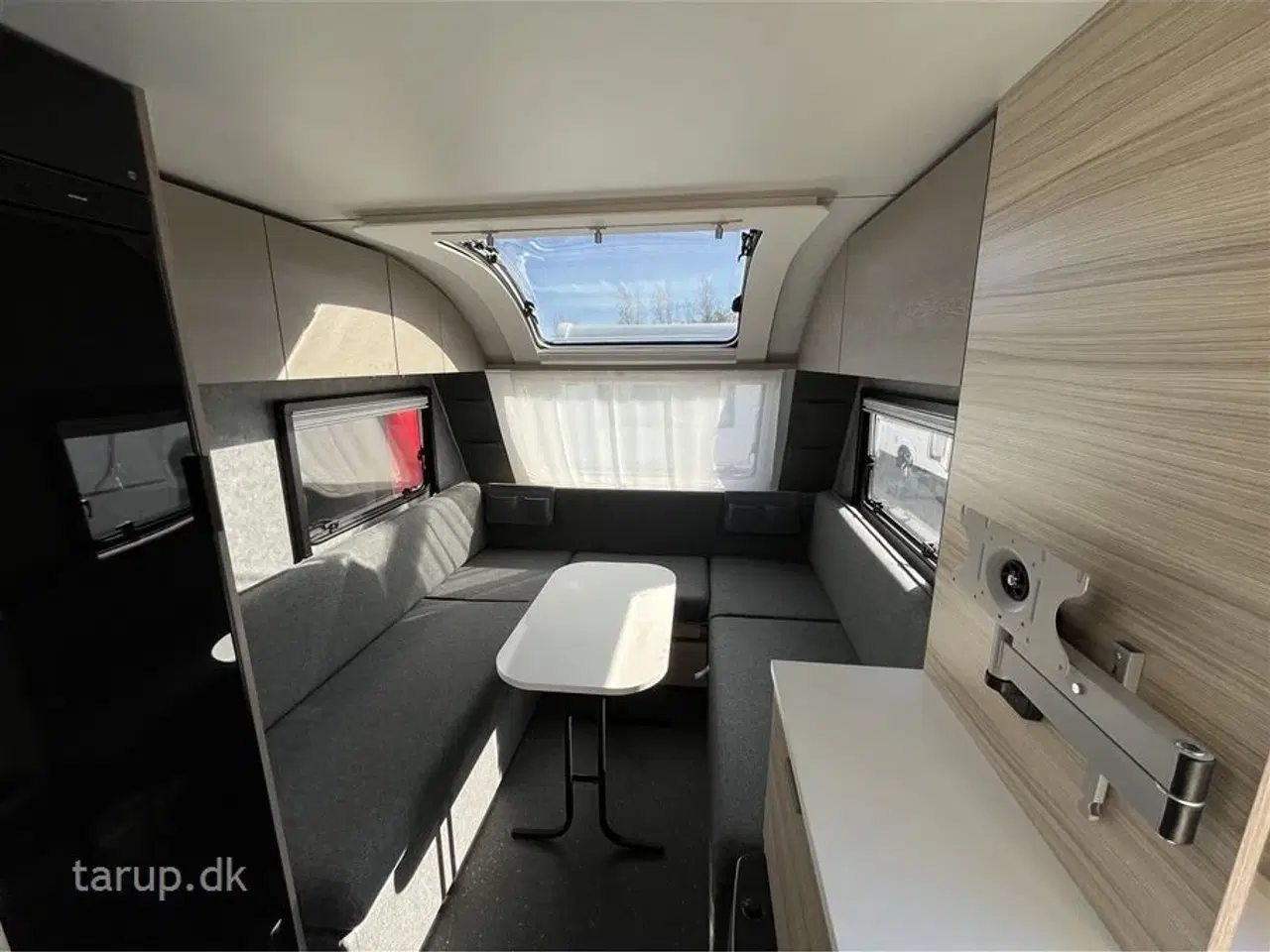 Billede 5 - 2026 - Adria Altea 362 LH   Enkeltsenge m/udtræk, rundsidde-gruppe, panorama vindue, el-gulv-varme, TV-holder,  stort 142 l. køleskab/ fryser