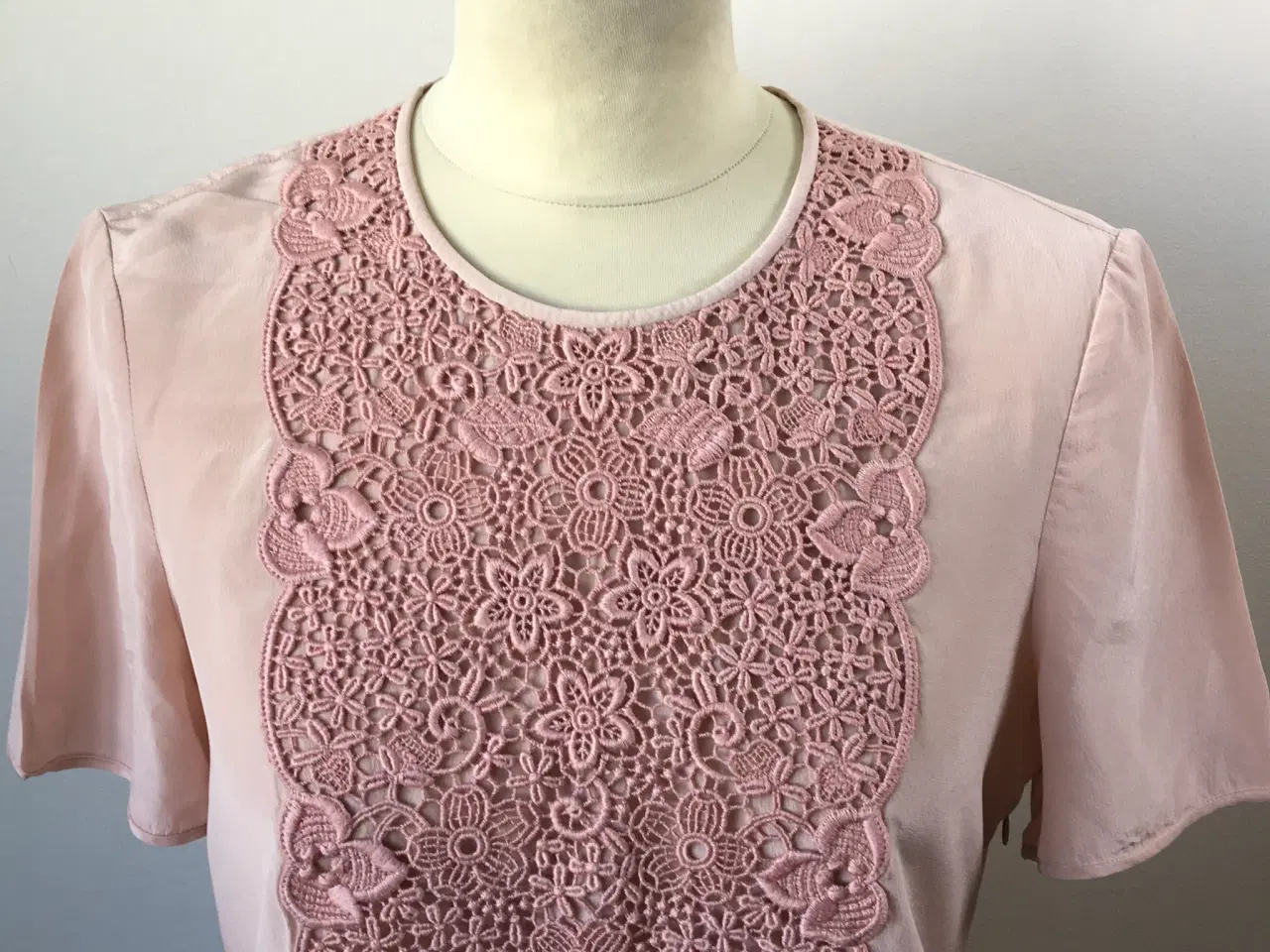 Billede 2 - Burberry, silkebluse, str 36