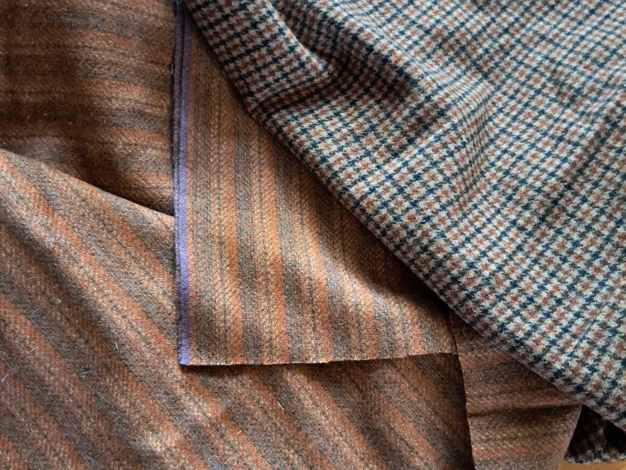 Billede 2 - Metervare stof i brunlige nuancer .