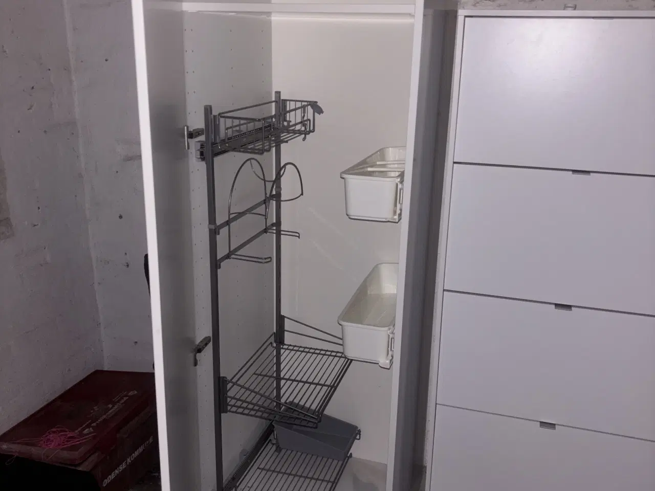 Billede 2 - Hvidt kosteskab / rengøringsskab