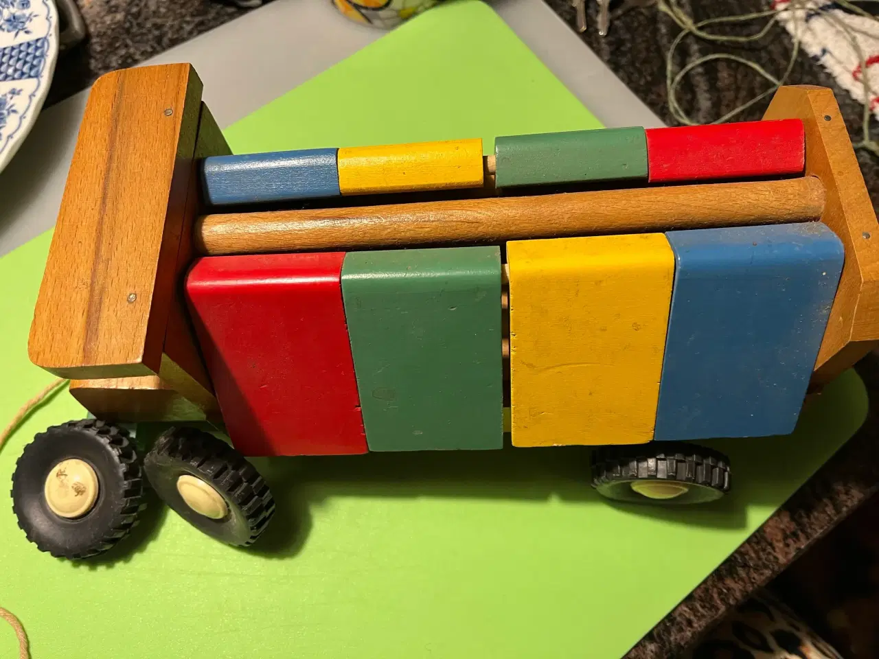 Billede 5 - Legetøjs-træbil, mangler 1 aksel. Giv bud.