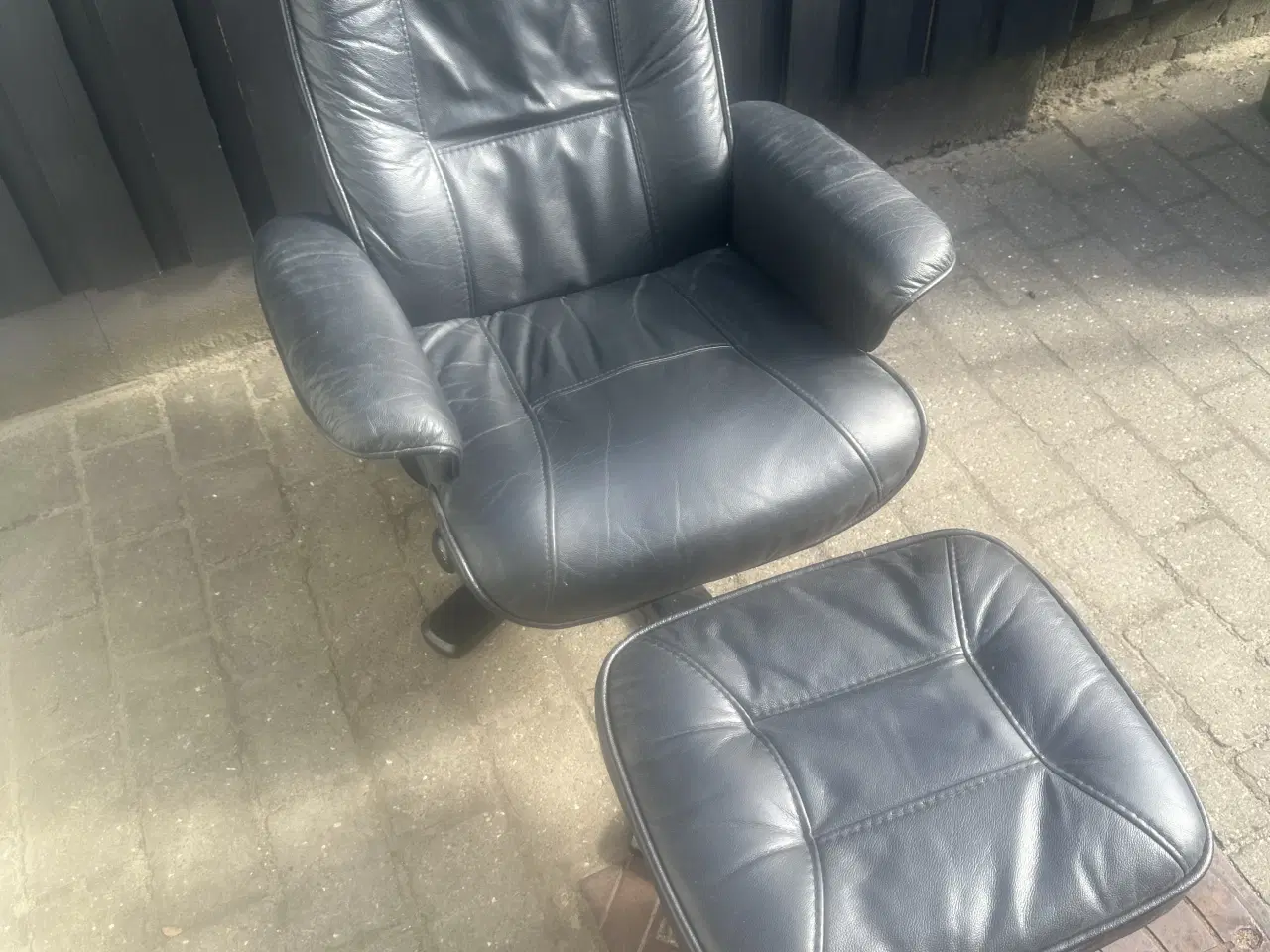 Billede 1 - Lænestol i sort læder med fodskammel 