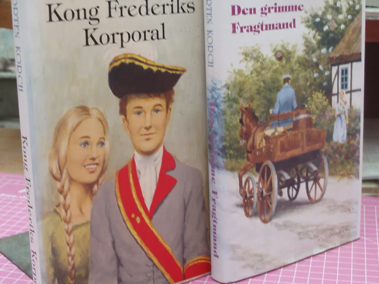 Billede 1 - Morten Korch rød Hardback bøger med smudsbind