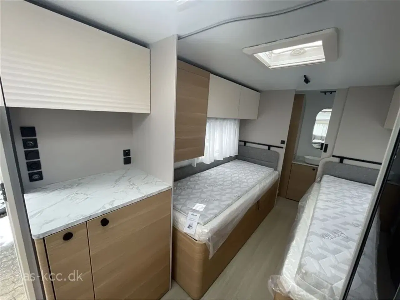 Billede 17 - 2026 - Adria Adora 572 UT Adria Adora 572 UT Årg, 2026 4 sovepladser, 5 siddepladser, enkeltsenge og toilet og bad i bagenden