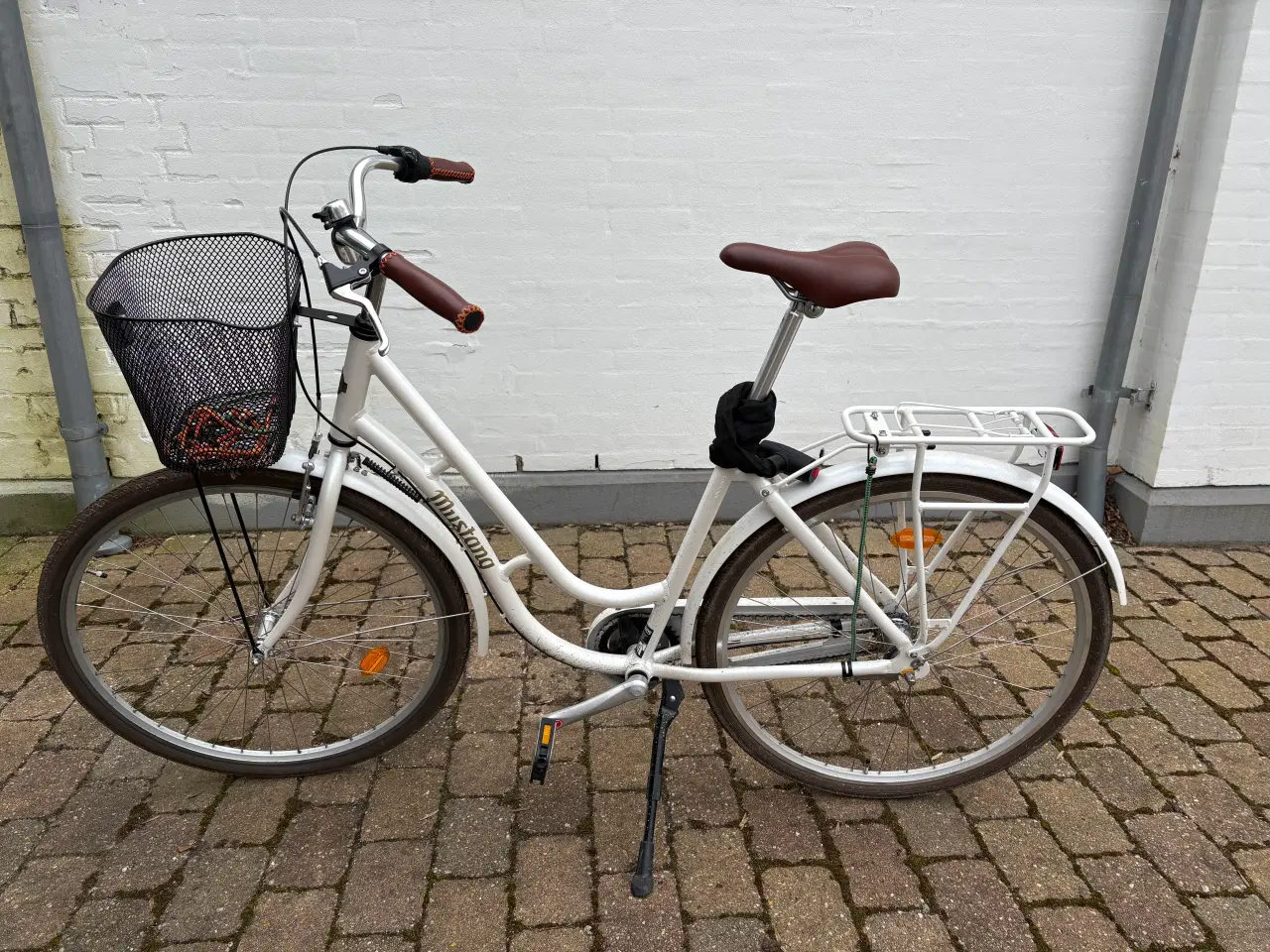 Billede 1 - Næsten ny Mustang cykel med kurv