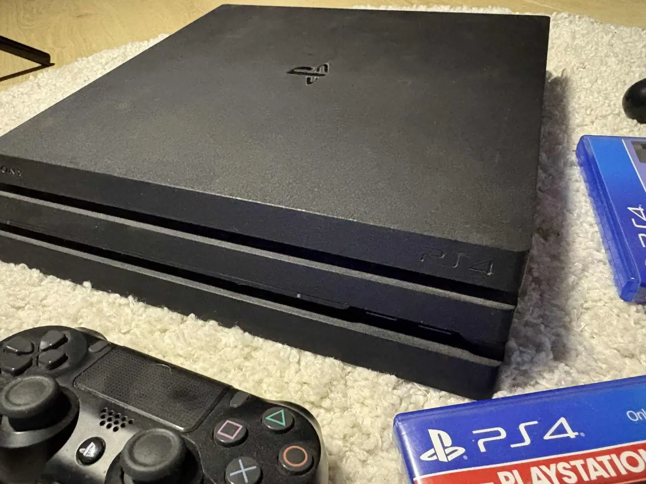 Billede 4 - Playstation 4pro 1Tb, 2 controller og 2 spil