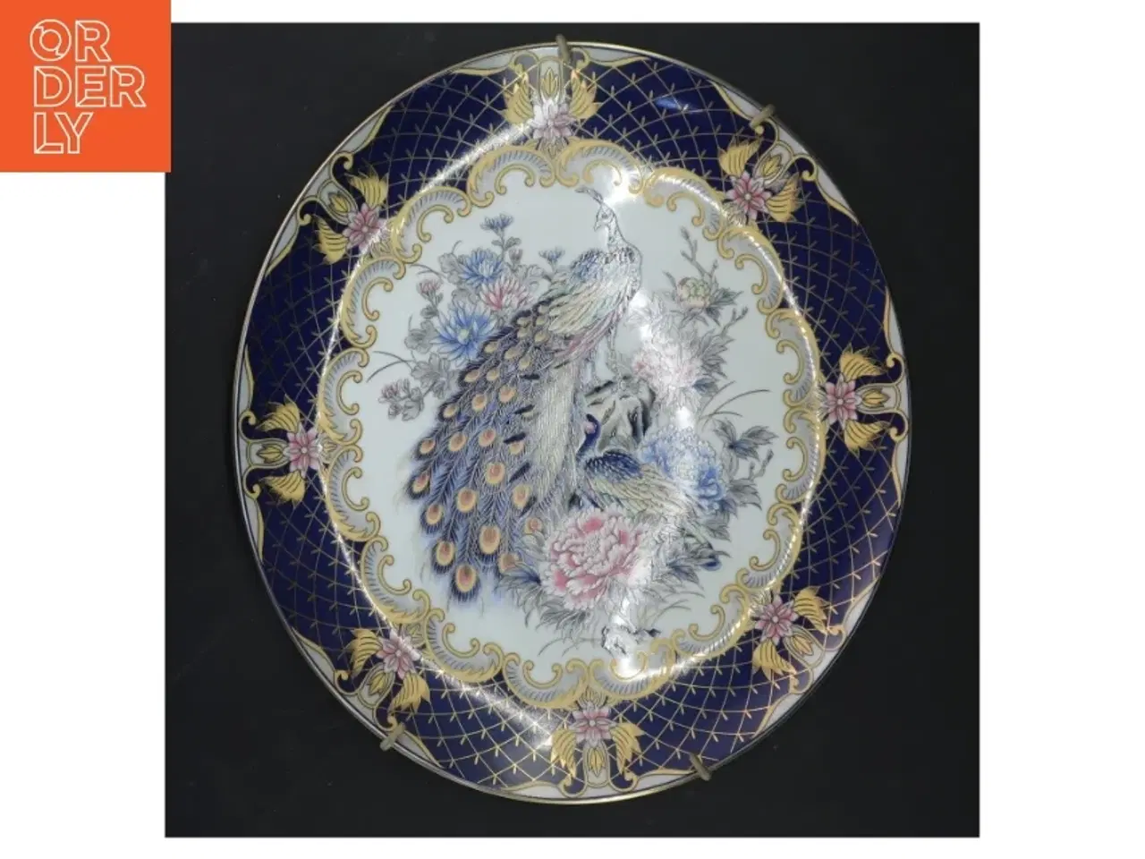 Billede 1 - Dekorativ porcelænstallerken med påfuglemotiv (str. Ø 26,5 cm)