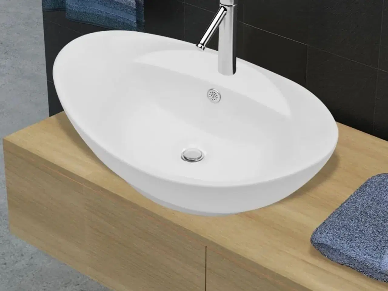 Billede 1 - Luksuriøs håndvask med overløbshul og afløbshul oval keramik