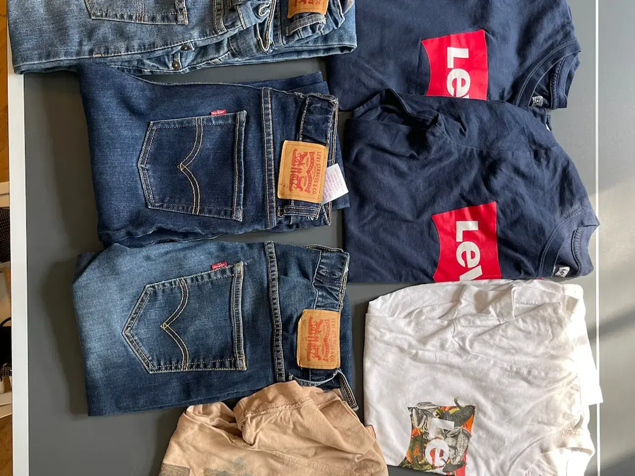 Billede 1 - Levi's Jeans + 2 t-shirts + 2 langærmet bluser