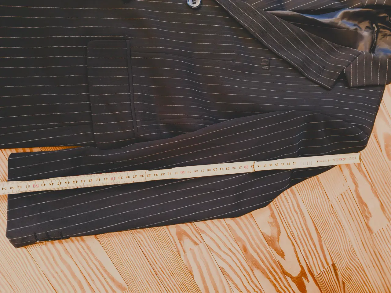 Billede 4 - Konfirmationsjakke, sort m. hvide striber