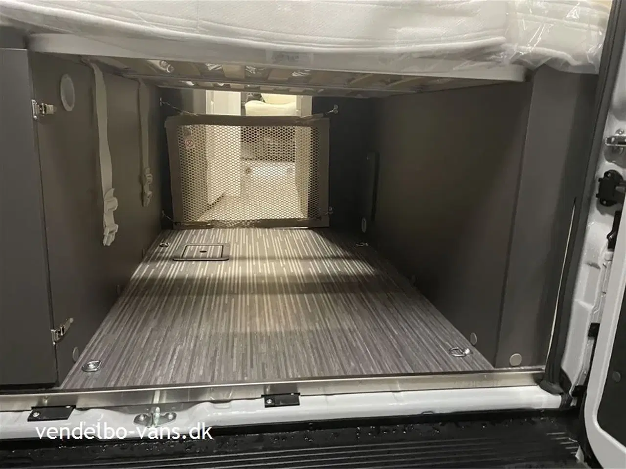 Billede 9 - 2024 - McLouis Menfys Van 03 S-Line   Under 6 meter med stor dejlig dobbeltseng - automatgear