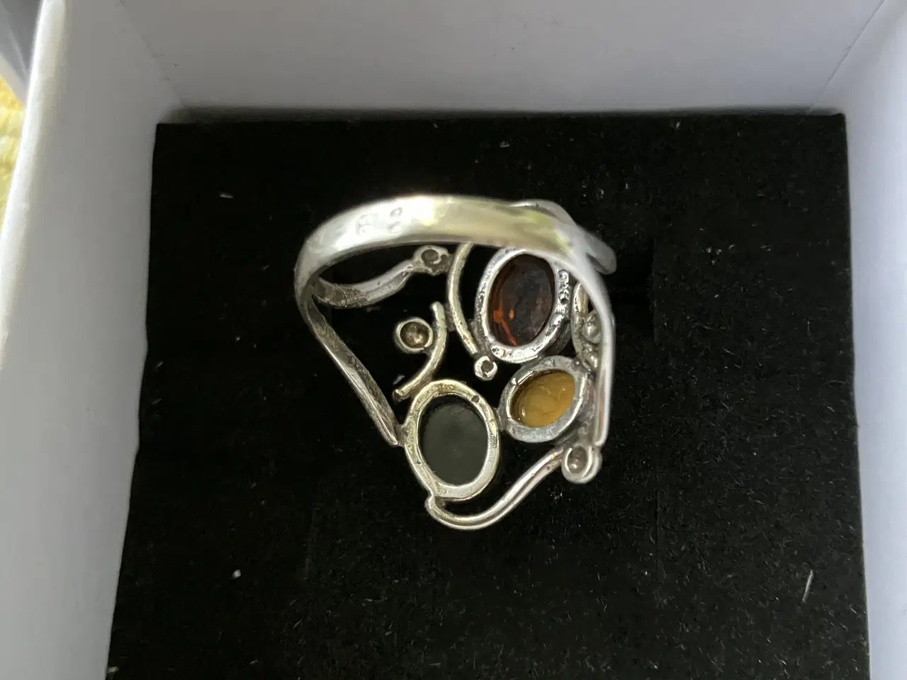 Billede 4 - Sølvring med hvid, grøn og brun rav