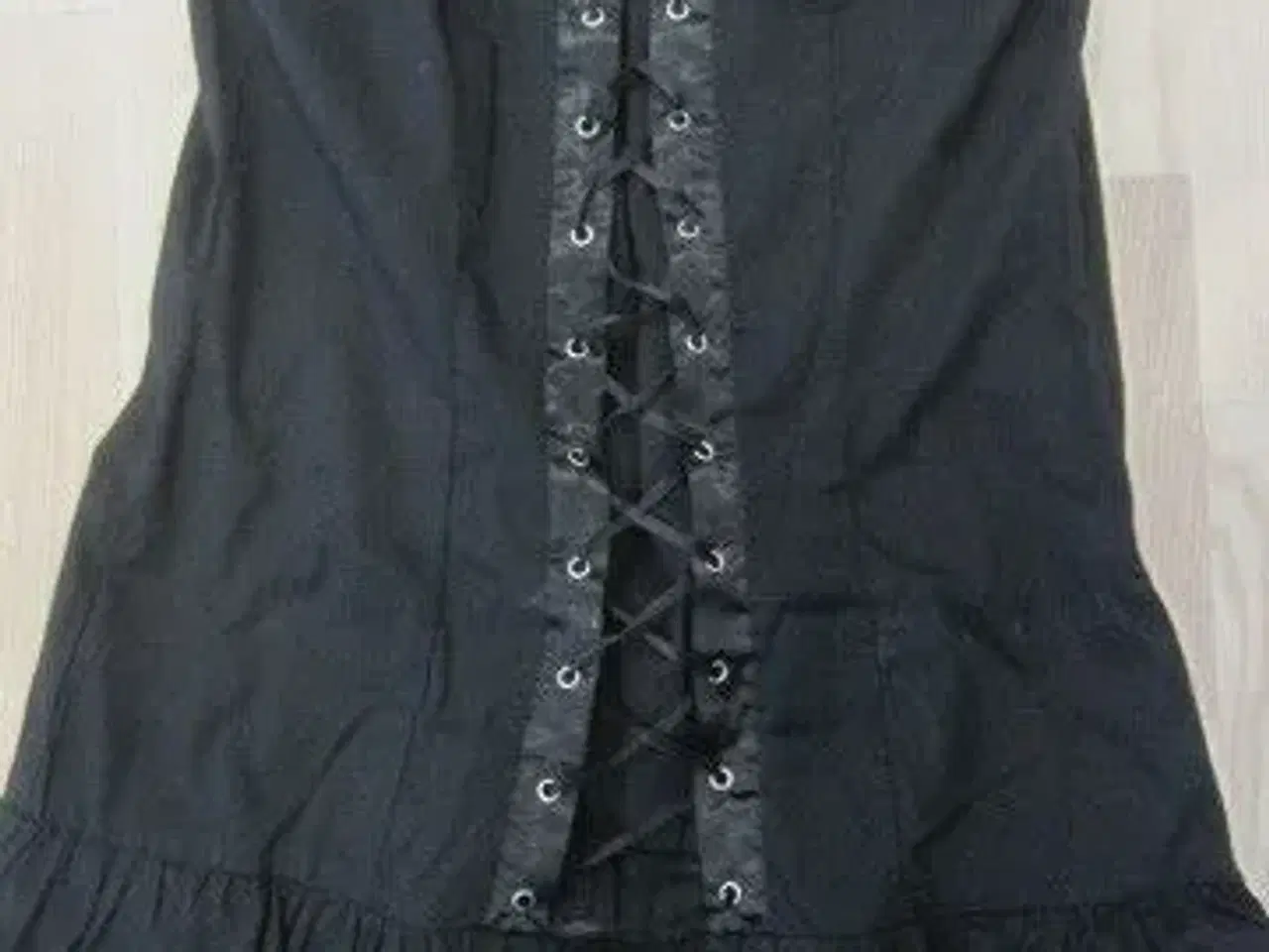 Billede 1 - Str. M, sort kjole m. snøre foran