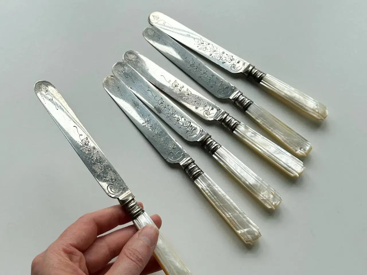 Billede 4 - Antikke knive m dekorerede blade og perlemorskaft, 6 stk samlet