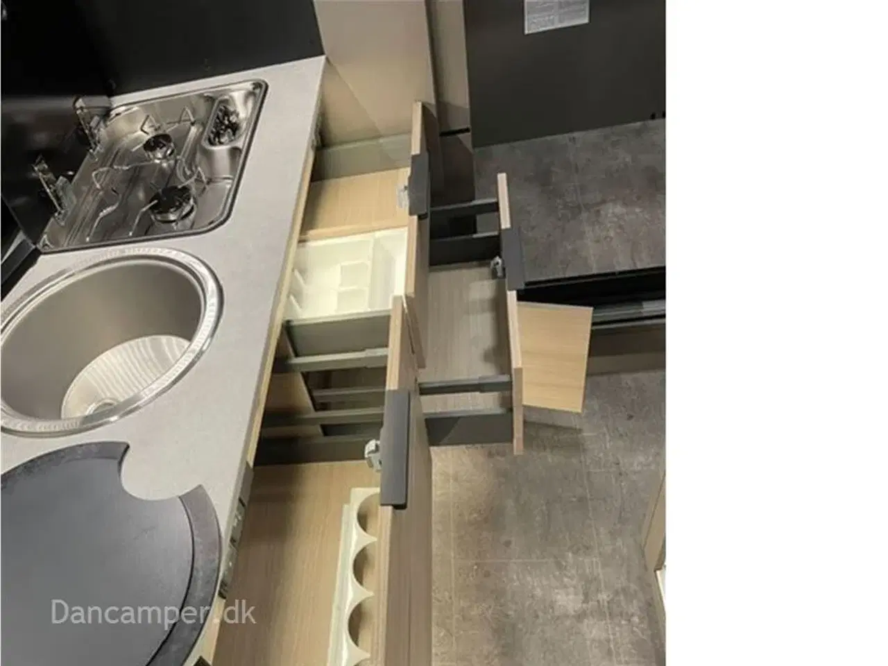 Billede 14 - 2024 - Chausson X650 Exclusive line    MESSEPRIS kun kr. 799.900,- SPAR  kr. 50.000,-Camper med stor Lounge og siddegruppe, sænkeseng, stor garage, Connect-, Artic- og X-tilbehørspakke,