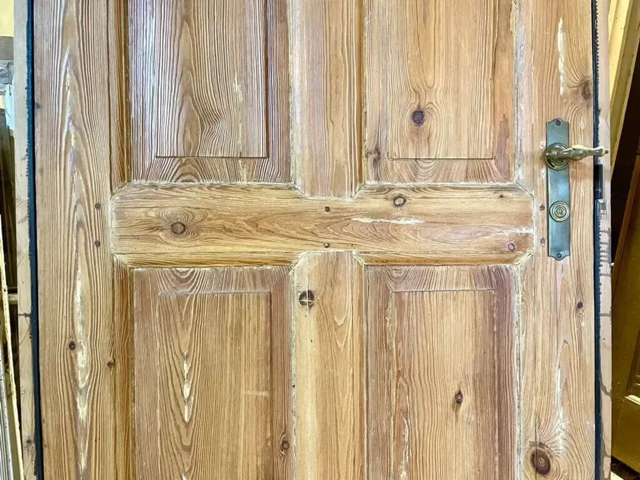 Billede 4 - Lav, venstrehængt Dannebrogsdør m. karm