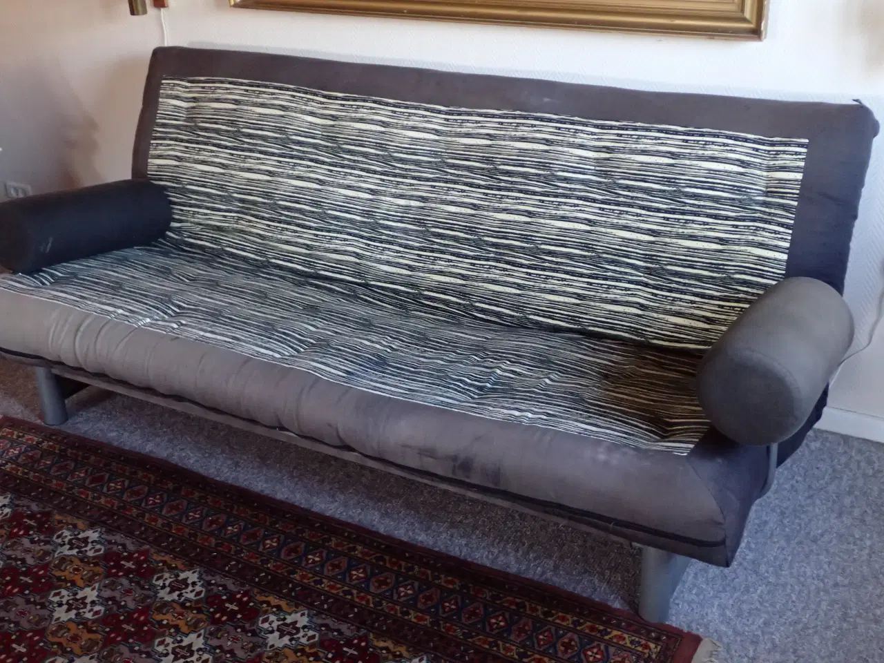 Billede 3 - Sovesofa FUTON med armlæn og magasin.