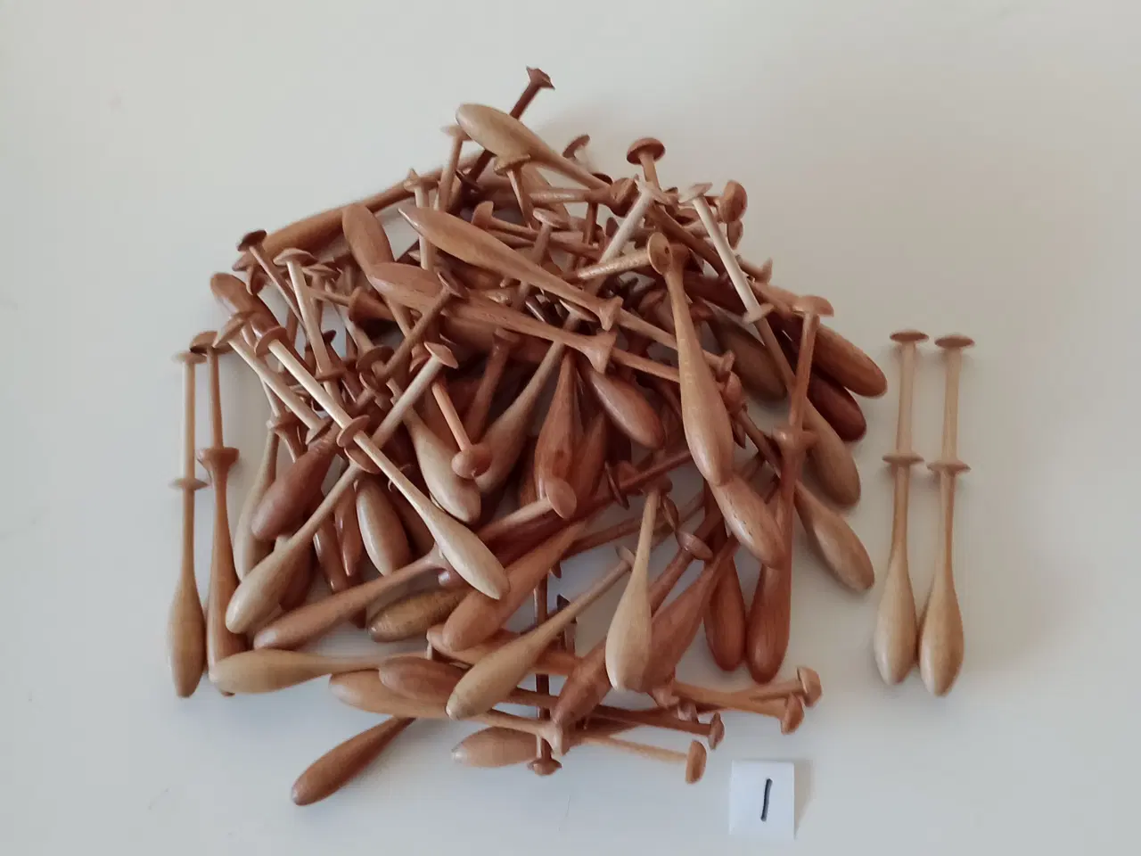 Billede 2 - Kniplepinde: foto + info med alm + perler.